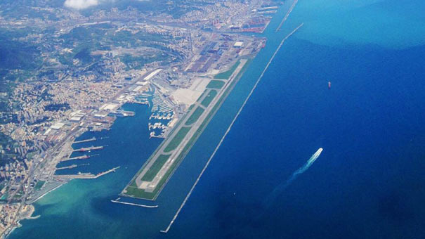 vista dell'aeroporto di genova dall'aereo