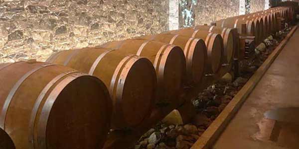 бочки с вином в итальянском винном погребе